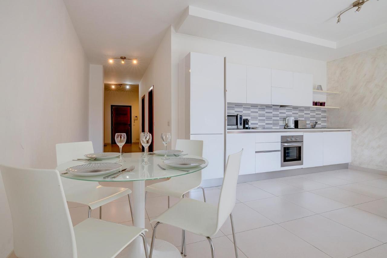Modern Apartment Steps From Balluta Bay 斯利马 外观 照片