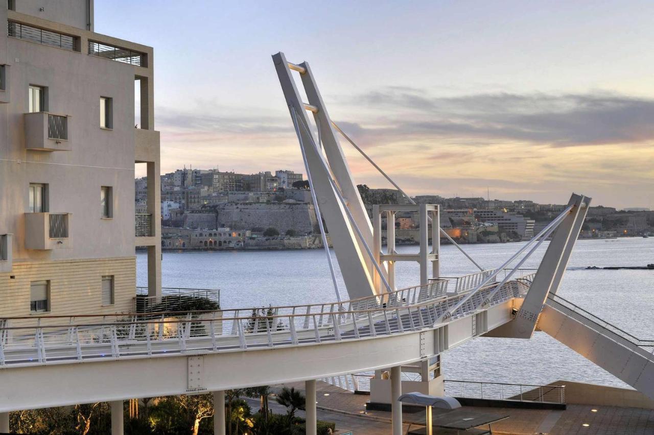 Modern Apartment Steps From Balluta Bay 斯利马 外观 照片